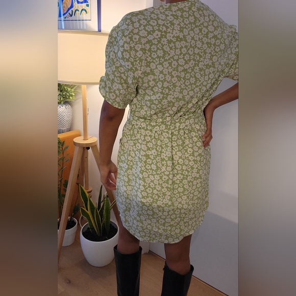 Short Sleeve Green and White Floral Mini Dress - Picture 6 of 9